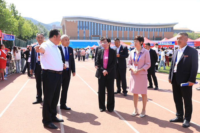 学校领导到双选会现场.jpg